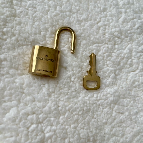LV lock and key #312 - Picture 3 of 4